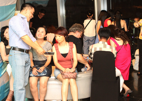 Buổi tiệc giao thừa rộn ràng với tiếng nhạc flamengo. Buổi tiệc giao thừa rộn ràng với tiếng nhạc flamengo.