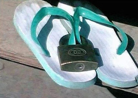 Đến dép cũng cần phải khóa lại.