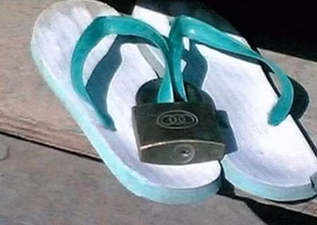 Đến dép cũng cần phải khóa lại. Đến dép cũng cần phải khóa lại.