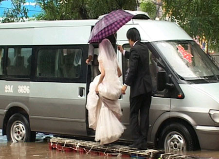 Đón dâu trong ngày lụt lội.