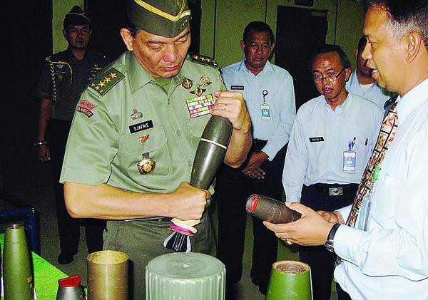 Ông Sjafrie Sjamsoeddin trong một buổi giới thiệu vũ khí