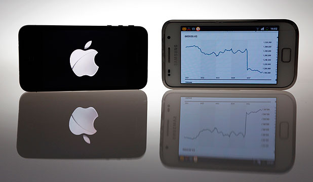 Chiếc Apple IPhone 4s và smartphone Samsung Galaxy S đặt cạnh nhau