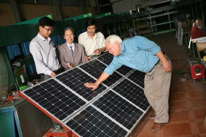 Cột đèn tín hiệu di động của KS Nghĩa còn chạy được bằng năng lượng mặt trời