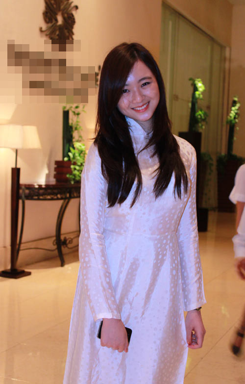 Anh Sang cũng là niềm tự hào của mẹ và cô thường xuyên được tháp tùng mẹ tới các sự kiện.