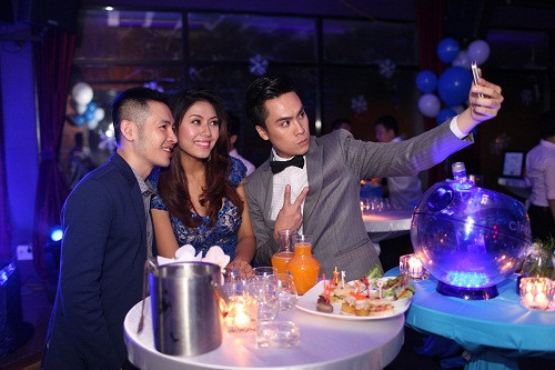 Cả ba không những trò chuyện rất rôm rả mà còn nhí nhảnh pose hình làm kỷ niệm. Một đặc điểm khác rất thú vị của French Tuesdays là vào đúng 12 giờ đêm, tất cả những màn biểu diễn đều được khép lại để ủng hộ cho tinh thần vui chơi có trách nhiệm. Cả ba không những trò chuyện rất rôm rả mà còn nhí nhảnh pose hình làm kỷ niệm. Một đặc điểm khác rất thú vị của French Tuesdays là vào đúng 12 giờ đêm, tất cả những màn biểu diễn đều được khép lại để ủng hộ cho tinh thần vui chơi có trách nhiệm.