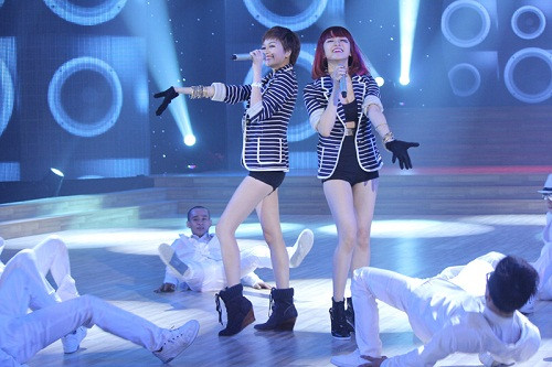 Các cô cũng cho biết nhạc sĩ Phương Uyên cũng là người quản lý và đỡ đầu cho nhóm Bee.T.