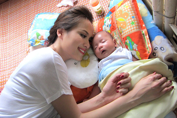 Hoa hậu Diễm Hương đến thăng một trung tâm nuôi dưỡng trẻ mồ côi tại TP HCM, tự tay chuẩn bị bữa ăn và chăm sóc cho các em bé tháng 0/202. Cô là hoa hậu thường xuyên có những hoạt động từ thiện hữu ích.