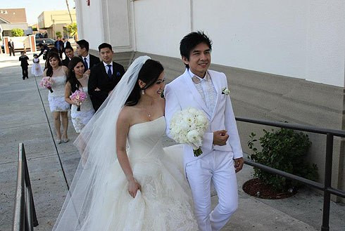 Cặp đôi chung tay cắt bánh cưới.