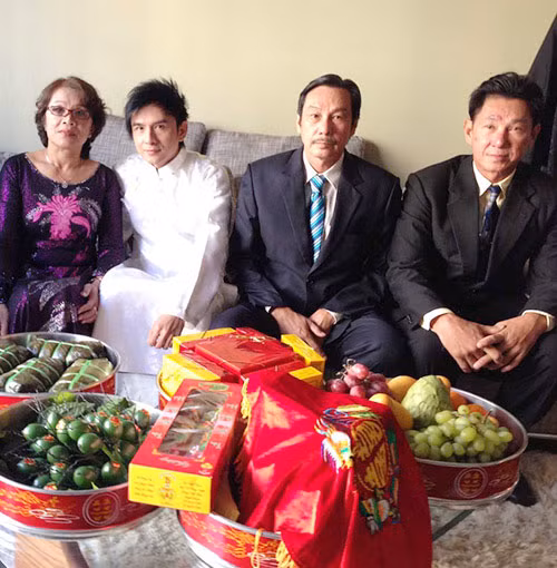 Buổi sáng 20/4, thời tiết thuận lợi, gia đình và chú rể Đan Trường đã chuẩn bị sẵn sàng lễ vật để tiến hành lễ xin dâu.