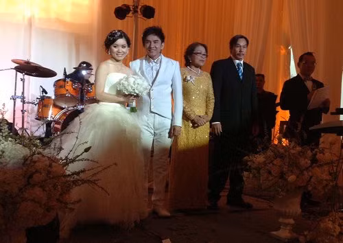 Đôi tân lang, tân nương cùng gia đình chú rể gửi lời cảm ơn tới quan khách.