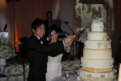 Không khí tiệc cưới sang trọng nhưng không kém phần ấm cúng của anh Bo Đan Trường. Được biết, cô dâu chú rể đã phải chi 20.000 USD cho việc mua hoa trang trí bàn tiệc cưới.