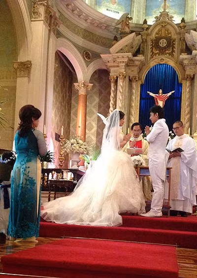 Đan Trường không ngần ngại trao cho cô dâu Thủy Tiên những nụ hôn ngọt ngào.