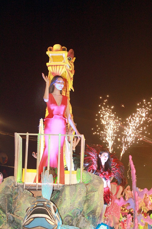 Thùy Dung rạng rỡ vẫy chào người dân Hạ Long.