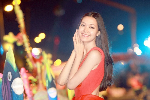 Phút hồn nhiên của người đẹp giữa lễ hội đầy sắc màu.