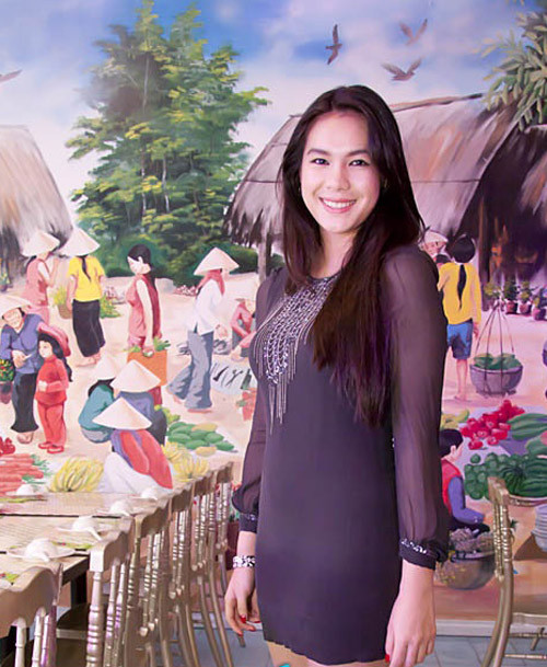 Thùy My trong tiệc sinh nhật mẹ.