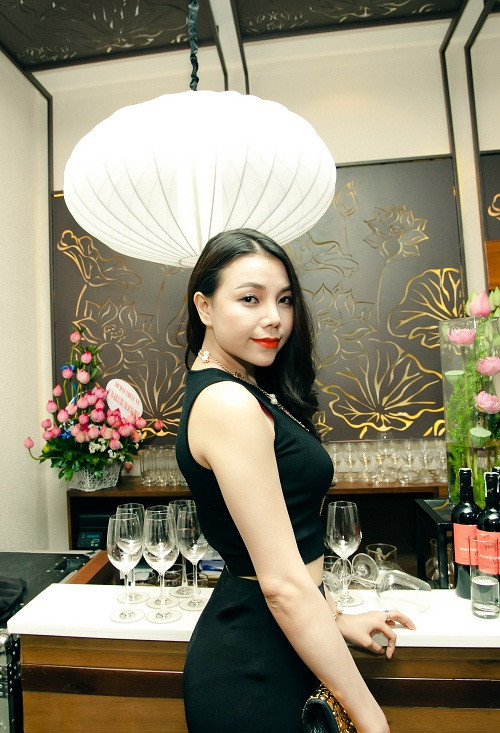 Người đẹp Trà Ngọc Hằng cũng tới chúc mừng đàn chị. Người đẹp Trà Ngọc Hằng cũng tới chúc mừng đàn chị.