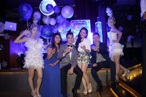 Hoa hậu biển Nguyễn Thị Loan thướt tha với chiếc đầm dạ hội xanh biển. Thái Dũng và Nguyễn Thị Loan đã tạo thành một "cặp đôi hoàn hảo" của đêm tiệc. Hoa hậu biển Nguyễn Thị Loan thướt tha với chiếc đầm dạ hội xanh biển. Thái Dũng và Nguyễn Thị Loan đã tạo thành một "cặp đôi hoàn hảo" của đêm tiệc.