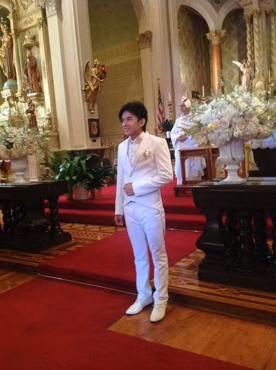 Trong không khí trang nghiêm của lễ đường, cặp đôi đọc lời thề nguyện và trao nhẫn cưới.