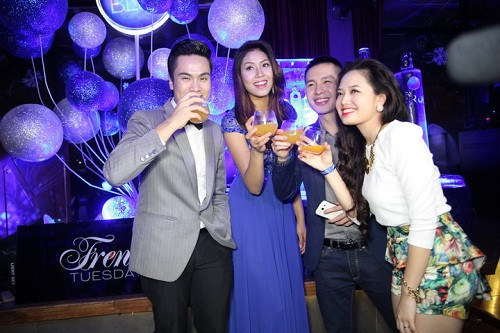 Các vị khách mời cùng thưởng thức Ciroc-1 loại vodka đặc biệt được ưa thích và có thương hiệu trên toàn thế giới. Các vị khách mời cùng thưởng thức Ciroc-1 loại vodka đặc biệt được ưa thích và có thương hiệu trên toàn thế giới.