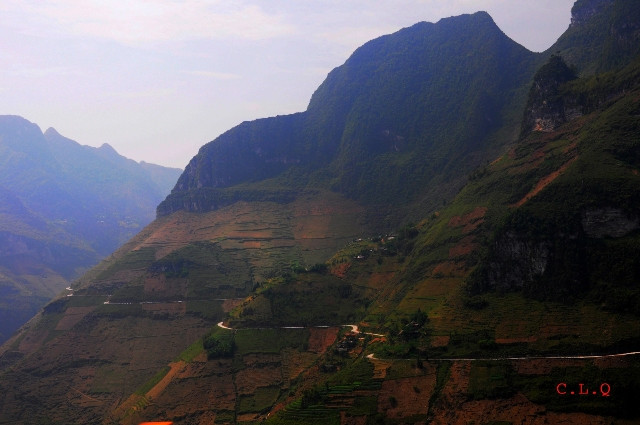 Vẻ đẹp của “cung đường hạnh phúc” – đèo Mã Pì Lèng trên dòng Nho Quế Vẻ đẹp của “cung đường hạnh phúc” – đèo Mã Pì Lèng trên dòng Nho Quế