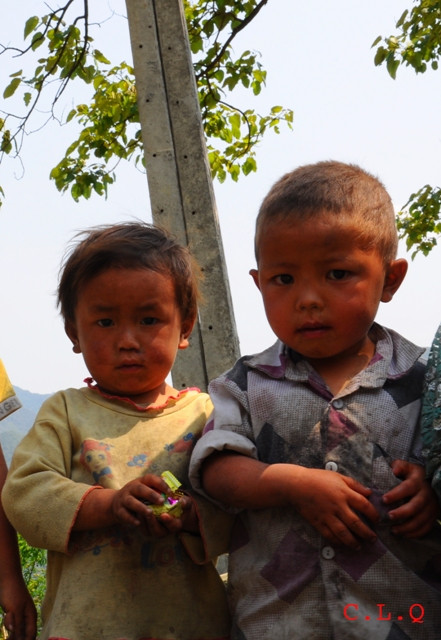 Những đứa trẻ thiếu thốn về vật chất trên vùng núi cao. Những đứa trẻ thiếu thốn về vật chất trên vùng núi cao.