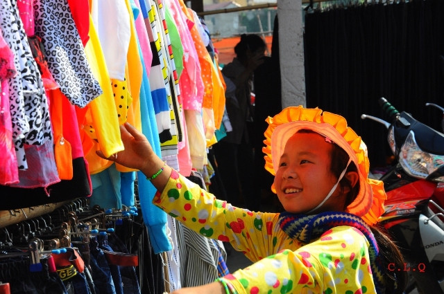 Hay nụ cười vui mừng khi được mua quần áo mới. Hay nụ cười vui mừng khi được mua quần áo mới.