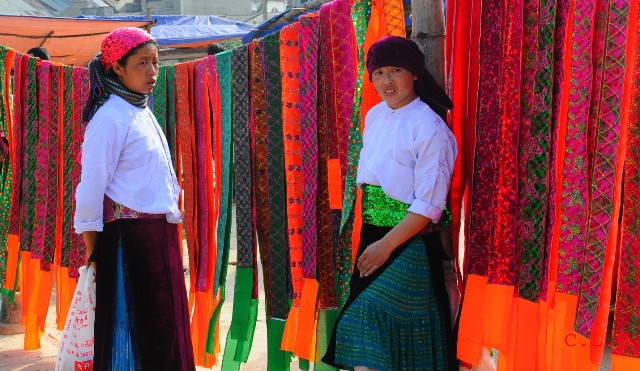 Nơi đóng sửa giày trong phiên chợ Nơi đóng sửa giày trong phiên chợ