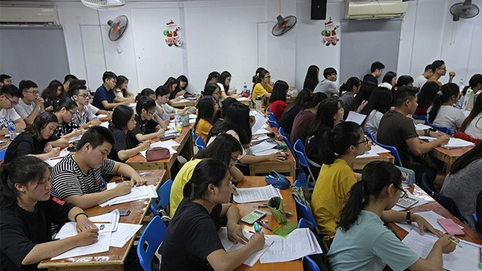 Chi phí học thêm là gánh nặng lớn với nhiều gia đình. Ảnh minh họa trên Báo VietnamNet Ảnh Học thêm vietnamnet.jpg