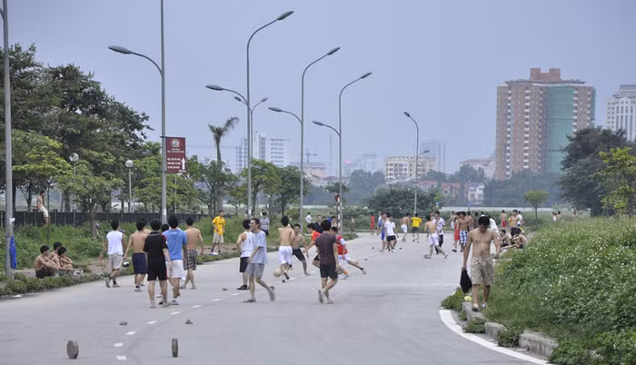 Tình trạng trên đã diễn ra từ lâu nhưng các cơ quan chức năng vẫn không có hướng giải quyết để mọi người có một không gian vui chơi an toàn và đẹp mỹ quan.