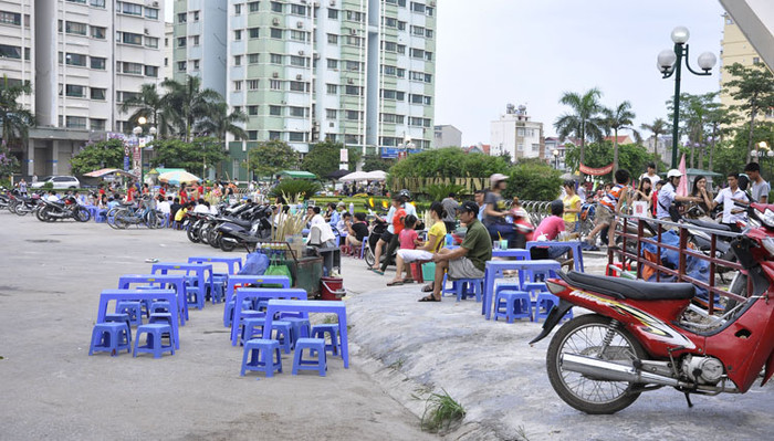 Bàn ghế, xe cộ của khách được để ngay dưới lòng đường. Bàn ghế, xe cộ của khách được để ngay dưới lòng đường.