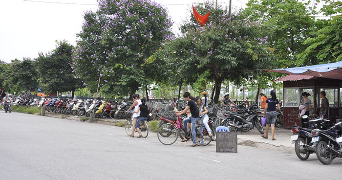 Các địa điểm gửi xe trái phép chiếm hết vỉa hè. Các địa điểm gửi xe trái phép chiếm hết vỉa hè.