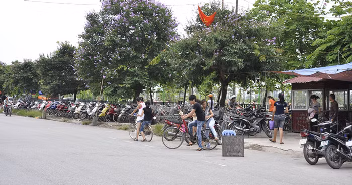 Các địa điểm gửi xe trái phép chiếm hết vỉa hè.