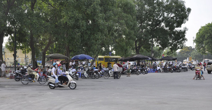 Hàng chục quán nước mọc san sát nhau tại ngã ba Phạm Văn Đồng – Đỗ Nhuận càng làm cho giao thông khu vực này trở nên nhốn nháo hơn. Hàng chục quán nước mọc san sát nhau tại ngã ba Phạm Văn Đồng – Đỗ Nhuận càng làm cho giao thông khu vực này trở nên nhốn nháo hơn.