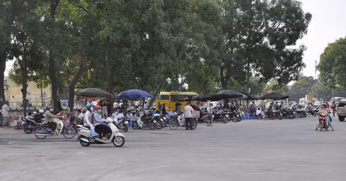 Hàng chục quán nước mọc san sát nhau tại ngã ba Phạm Văn Đồng – Đỗ Nhuận càng làm cho giao thông khu vực này trở nên nhốn nháo hơn.