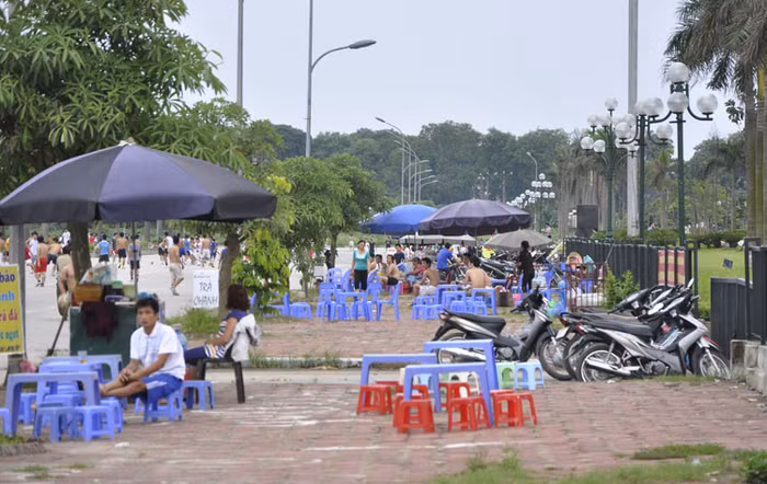 Các chủ quán tranh giành với nhau từng m2 để mở quán. Họ sẵn sàng động dao kiếm vì quyền lợi của mình.