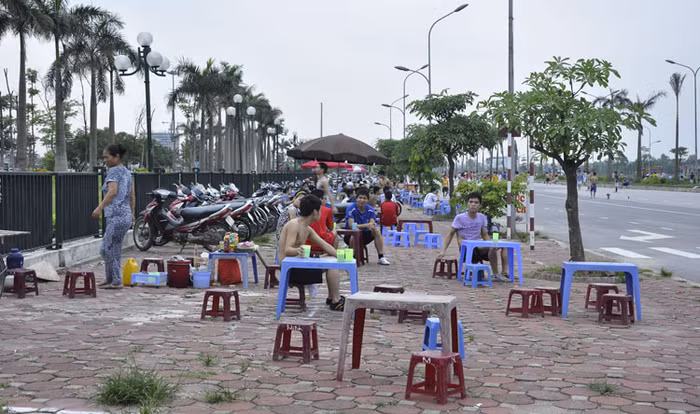 Vỉa hè phía tây cũng được chiếm đoạt để mở quán nước và bãi gửi xe.