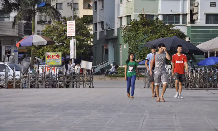 Việc các hàng quán mọc lên trái phép ở công viên Hòa Bình cần có sự vào cuộc xử lý của các cơ quan chức năng liên quan để bảo vệ công viên và để nơi đây thực sự là điểm vui chơi lành mạnh của nhân dân.