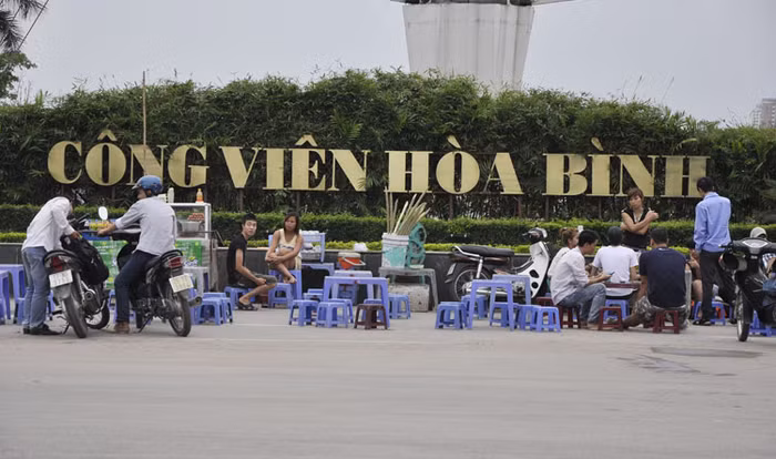 Hình ảnh hàng quán khó coi ngay trước bộ mặt của công viên Hòa Bình.