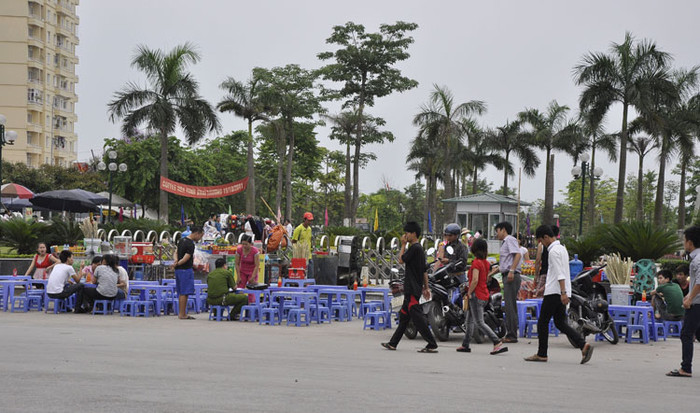 Muốn vào được cổng phải qua được hàng nước. Muốn vào được cổng phải qua được hàng nước.