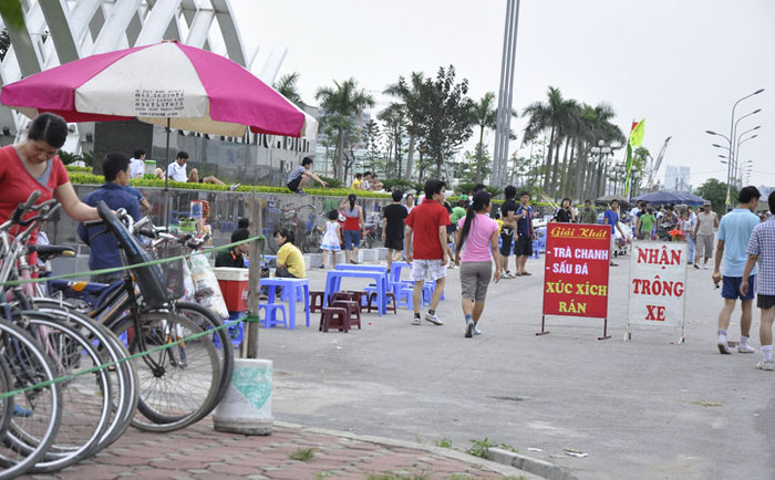 Hàng quán, người đi lại… đang dần bóp ngẹt không gian vui chơi giải trí lành mạnh nơi đây. Hàng quán, người đi lại… đang dần bóp ngẹt không gian vui chơi giải trí lành mạnh nơi đây.