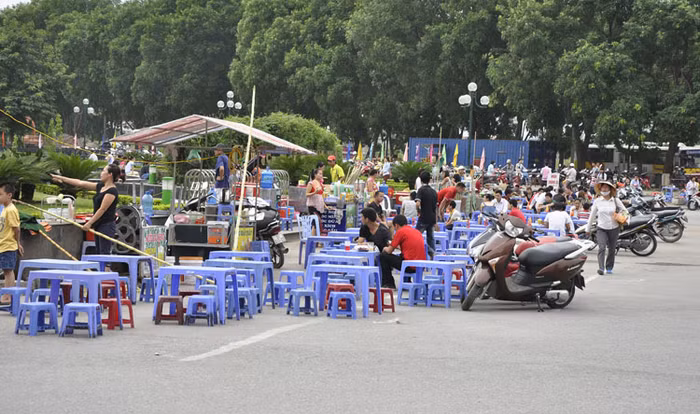 Các hàng quán mở đông nhất từ lúc 2h chiều đến 22h đêm và nhộn nhịp nhất từ 17h – 20h.