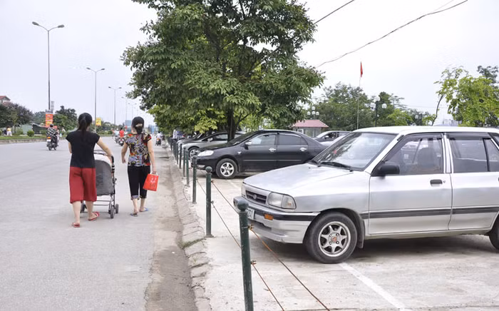 Người dân bị đẩy xuống lòng đường.