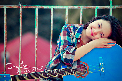 Hình ảnh một thiếu nữ ôm đàn, hát khiến dân mạng thích thú. Ảnh: Tùng Chu Hình ảnh một thiếu nữ ôm đàn, hát khiến dân mạng thích thú. Ảnh: Tùng Chu