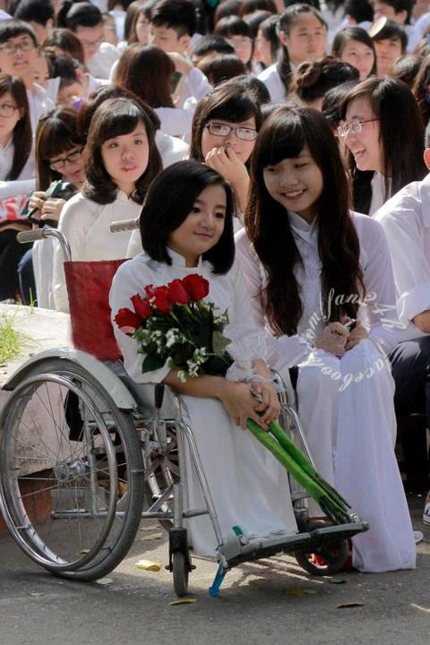 Phương Anh thướt tha trong tà áo dài, Phương Anh thướt tha trong tà áo dài,