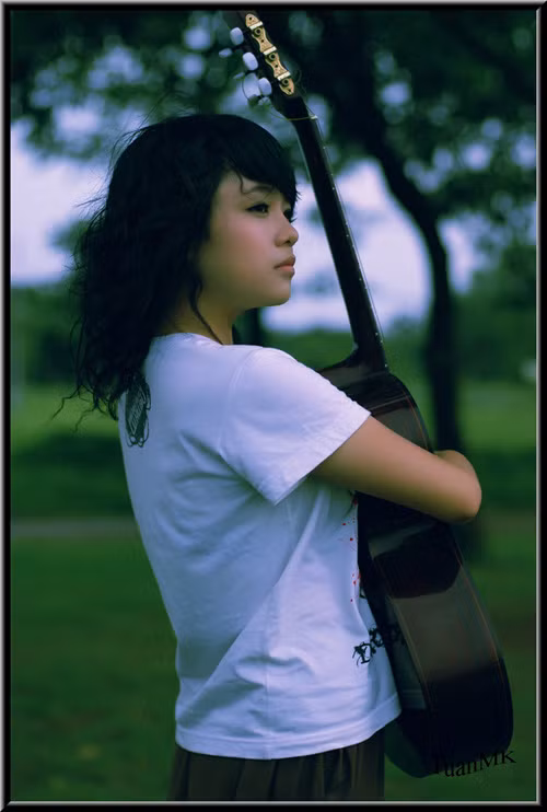 Cây guitar dường như trở thành người bạn thân thiết với cô nàng.