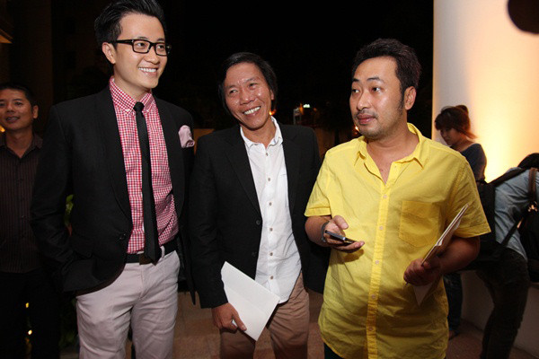 Đạo diễn Dũng "Khùng" trò chuyện vui vẻ cùng Lương Mạnh Hải.