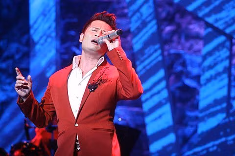 Nói về chuyện Bằng Kiều không có đối thủ về giọng hát, anh cho biết: “Giọng của tôi không thể đào tạo từ trường lớp ra được mà đó là bản năng tự nhiên. Tôi nghĩ cũng không nên đi tìm đối thủ làm gì, vì nghệ sĩ đích thực thì phải khác nhau, mỗi người một màu sắc. Đi tìm Bằng Kiều B, Bằng Kiều C làm gì? Hãy khuyến khích nghệ sĩ trẻ đi tìm con đường riêng cho họ. Và khán giả cứ yêu mến tất cả những người nghệ sĩ dám cống hiến và đóng dấu ấn riêng cho mình.” (Theo Tiin) Nói về chuyện Bằng Kiều không có đối thủ về giọng hát, anh cho biết: “Giọng của tôi không thể đào tạo từ trường lớp ra được mà đó là bản năng tự nhiên. Tôi nghĩ cũng không nên đi tìm đối thủ làm gì, vì nghệ sĩ đích thực thì phải khác nhau, mỗi người một màu sắc. Đi tìm Bằng Kiều B, Bằng Kiều C làm gì? Hãy khuyến khích nghệ sĩ trẻ đi tìm con đường riêng cho họ. Và khán giả cứ yêu mến tất cả những người nghệ sĩ dám cống hiến và đóng dấu ấn riêng cho mình.” (Theo Tiin)