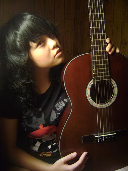 Ngoài giọng hát trong veo, Thái Trinh còn chơi guitar rất giỏi.