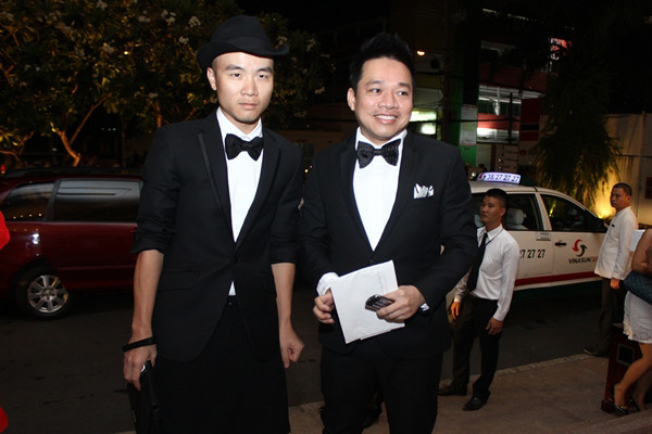 NTK Đỗ Mạnh Cường cùng bạn tới chia vui với Tăng Thanh Hà.