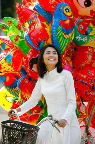 Hà Tăng tinh khôi trong tà áo dài trắng (vai Trúc - Bỗng dưng muốn khóc). Hà Tăng tinh khôi trong tà áo dài trắng (vai Trúc - Bỗng dưng muốn khóc).